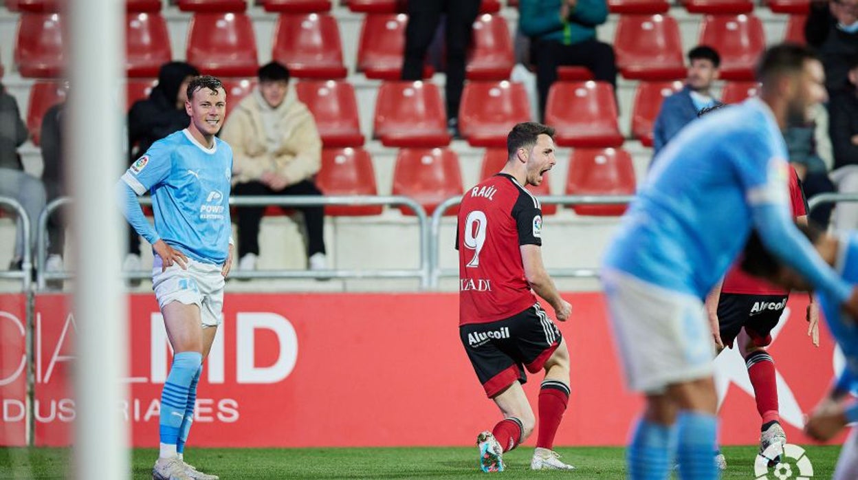 Raúl García de Haro celebra su gol con el Mirandés ante el Ibiza