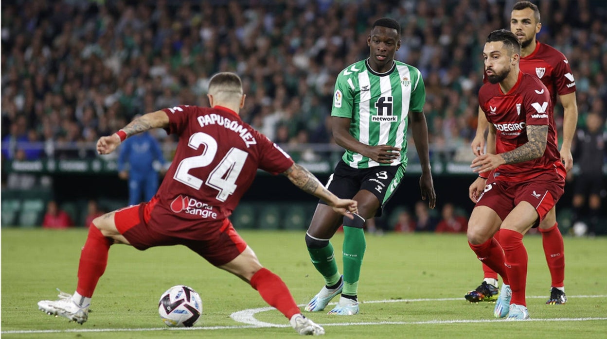 Luiz Henrique pasa un balón ante la mirada de Papu Gómez y Alex Telles