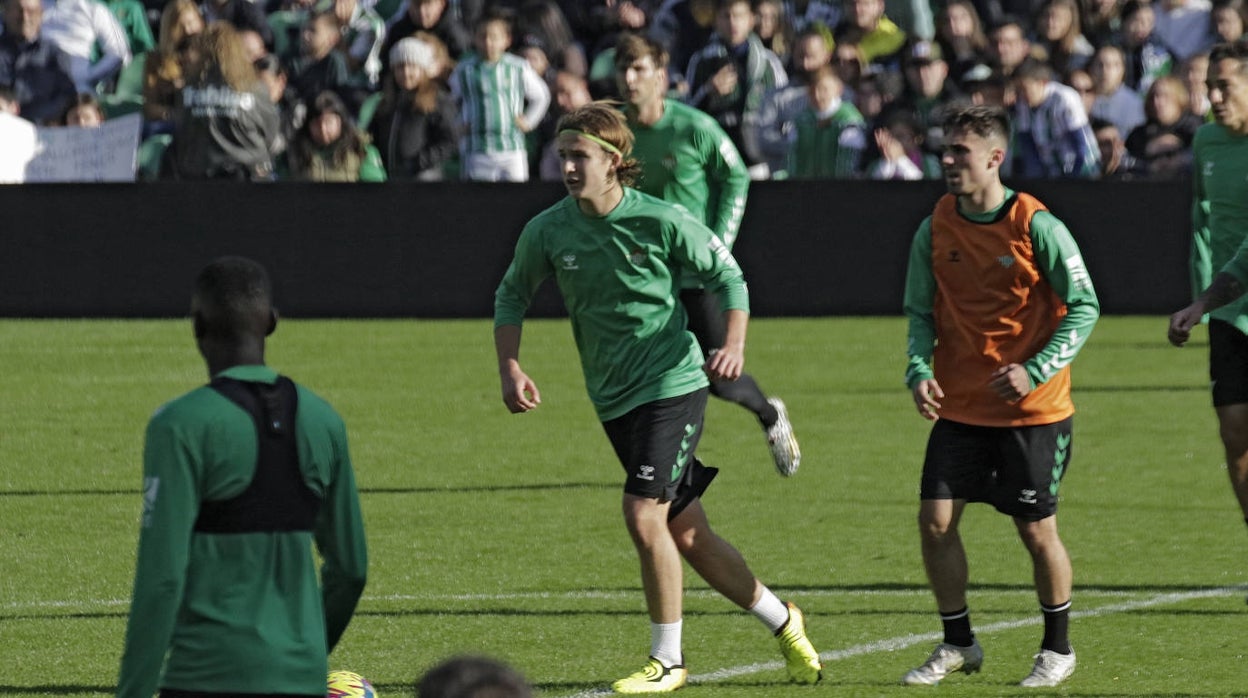 Félix avanza con el balón ante Rodri durante un entrenamiento del Betis