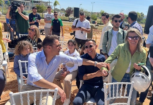 Joaquín y Guardado, en el acto del Betis con su nueva ciudad deportiva en Entrenúcleos