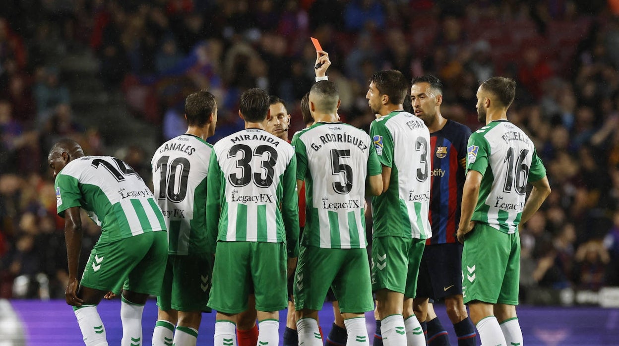Los jugadores del Betis le protestan a Del Cerro Grande la roja a Edgar en la primera parte del Barcelona - Betis