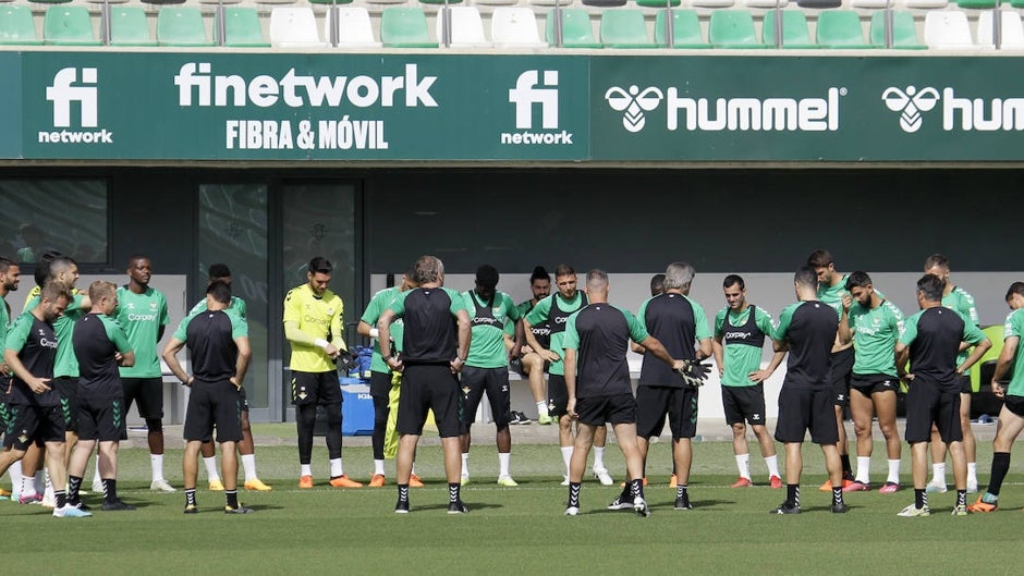 El vestuario del Betis se alimenta de mensajes positivos