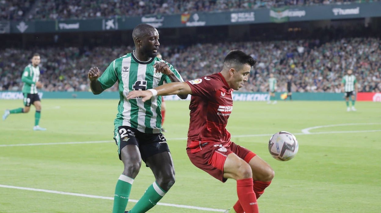 Un lance del juego del Betis - Sevilla de la primera vuelta en el Benito Villamarín