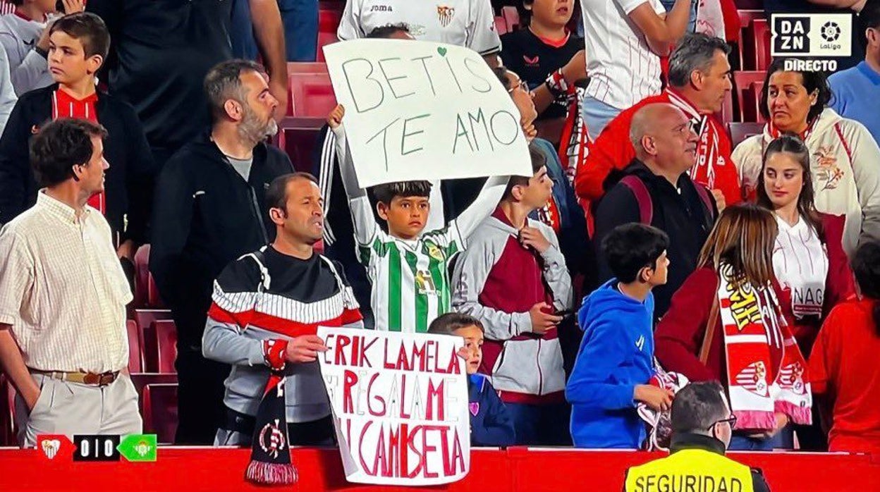 El niño bético que no pidió camisetas en el derbi se declara en Nervión: «Betis te amo»