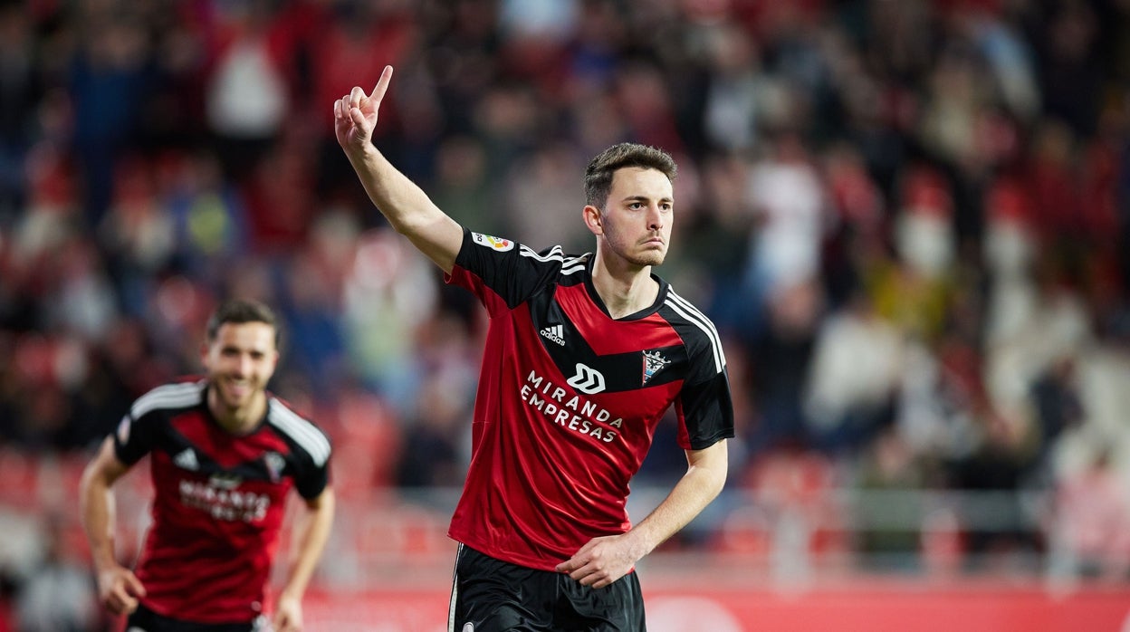 Raúl García celebra un gol con el Mirandés