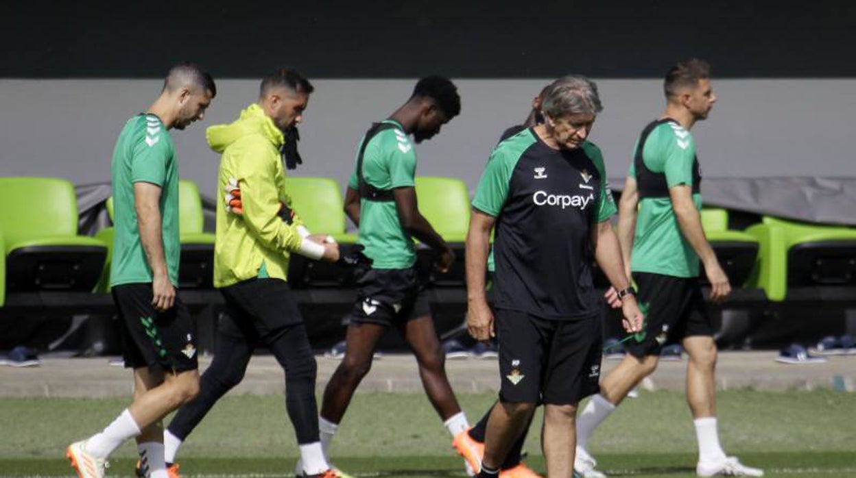 Pellegrini, junto a sus hombres durante un entrenamiento