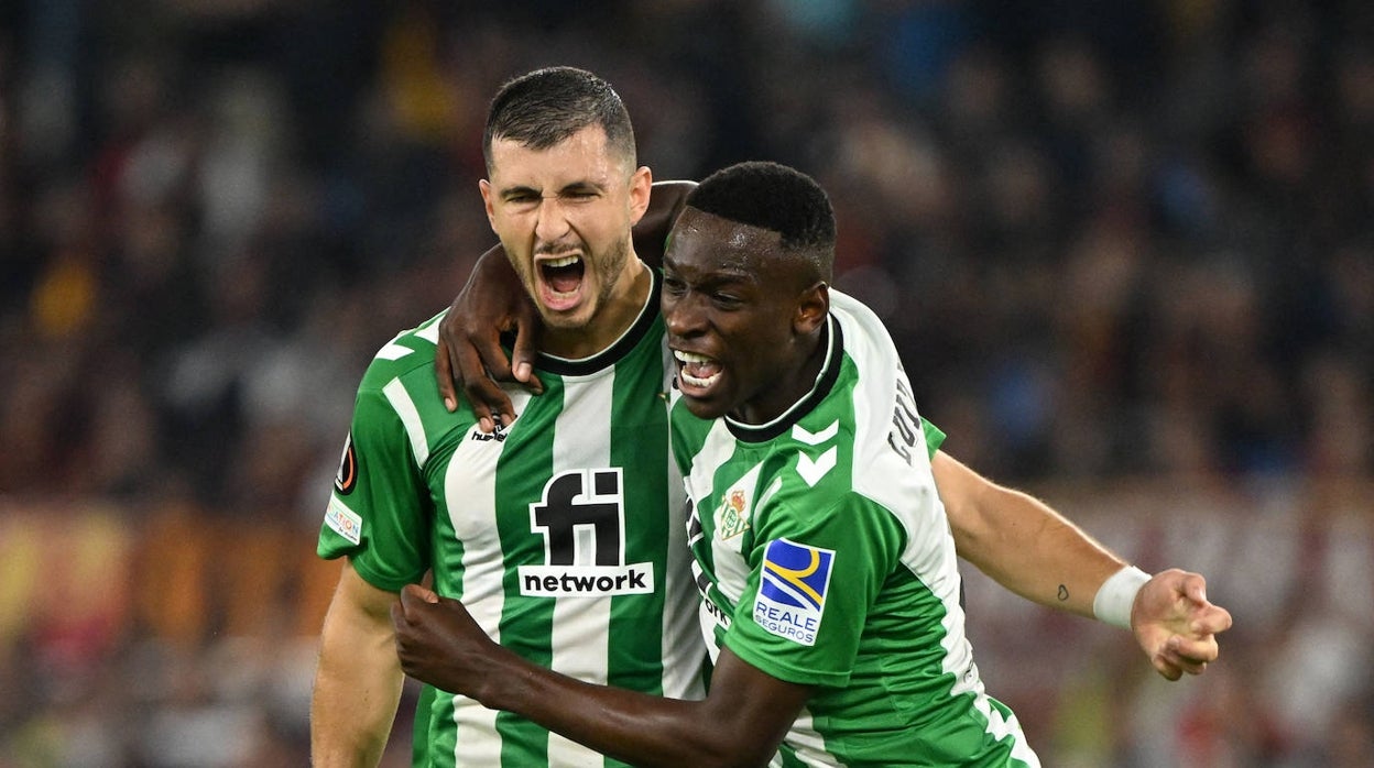 Guido Rodríguez y Luiz Henrique celebran un gol del Betis en la presente temporada