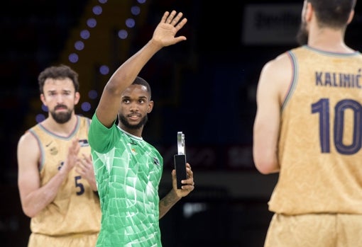 Montero, con el galardón de Mejor Jugador Joven de la ACB