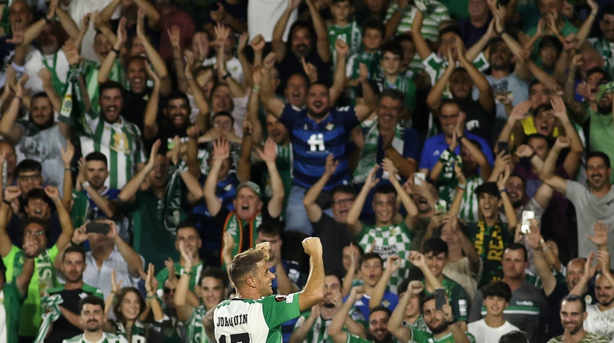 Joaquín celebra con la afición el gol que le marcó al Ludogorets en la Europa League de esta temporada