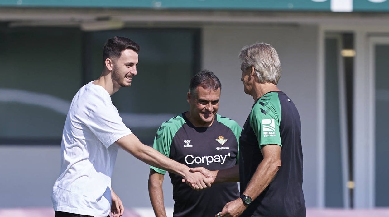 Raúl García de Haro y Manuel Pellegrini se saludan en el entrenamiento del Betis del miércoles
