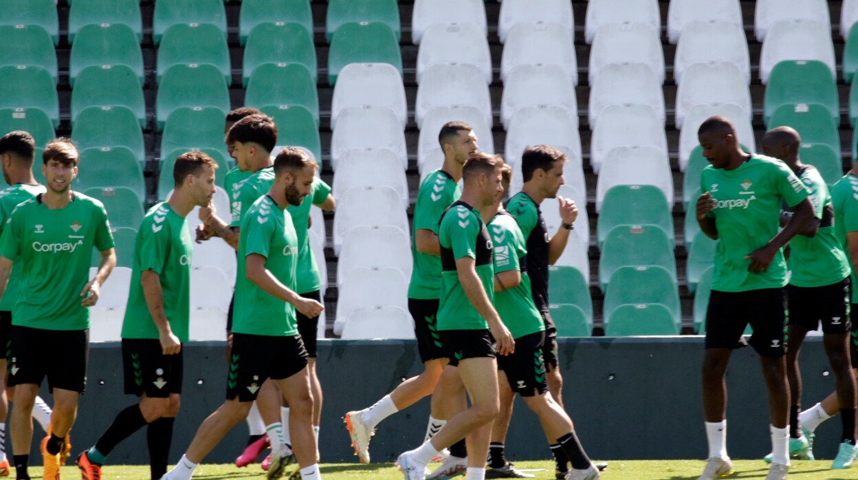 Varios futbolistas del Betis, en el inicio del entrenamiento de ayer en el estadio Benito Villamarín