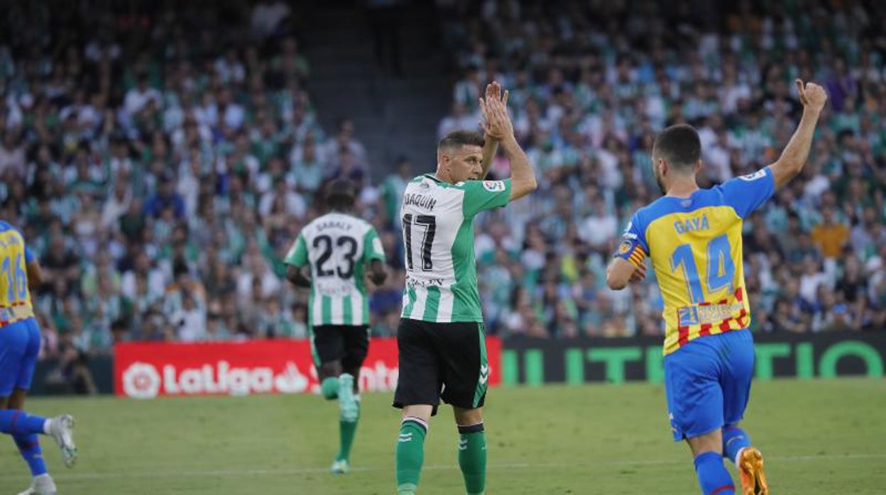 Joaquín aplaude en un lance del Betis - Valencia de la última jornada de LaLiga