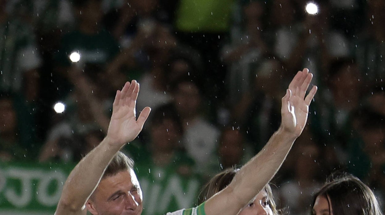 Joaquín y sus hijas en el Benito Villamarín