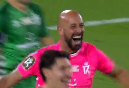 Reina corre a celebrar el gol de Assunçao