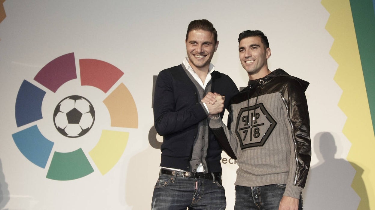 Joaquín y Reyes se saludan en un acto de LaLiga en 2015