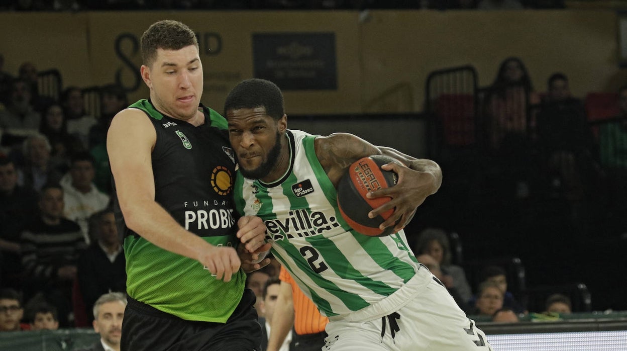 BJ Johnson, defendido por el internacional español del Joventut Joel Parra