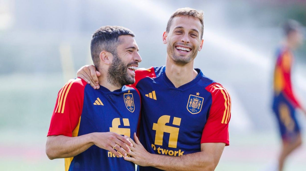 Sergio Canales bromea con Jordi Alba en el entrenamiento de España