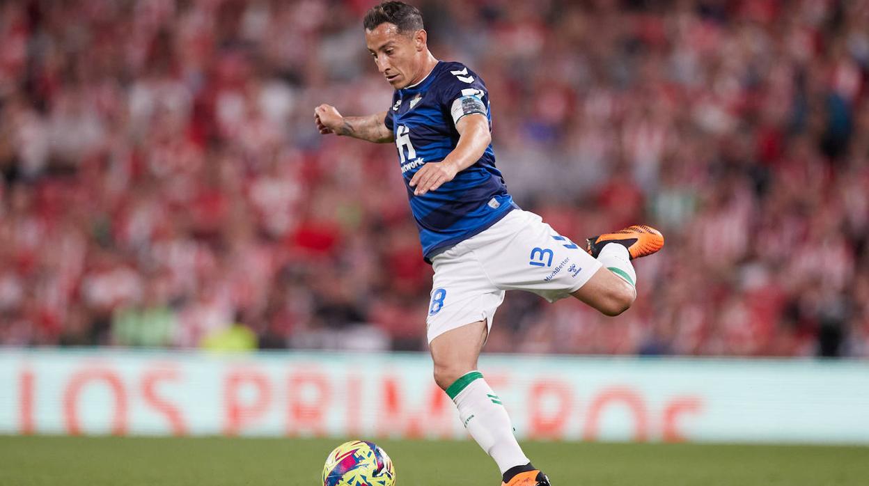 Andrés Guardado durante el partido que enfrentó a Athletic Club y Betis