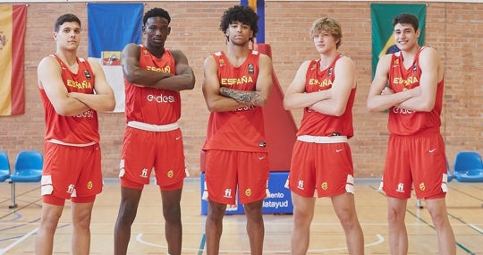 Luis García y David Gómez, los últimos por la derecha, con otros jugadores de la selección española sub 19, que está disputando el Mundial de la categoría