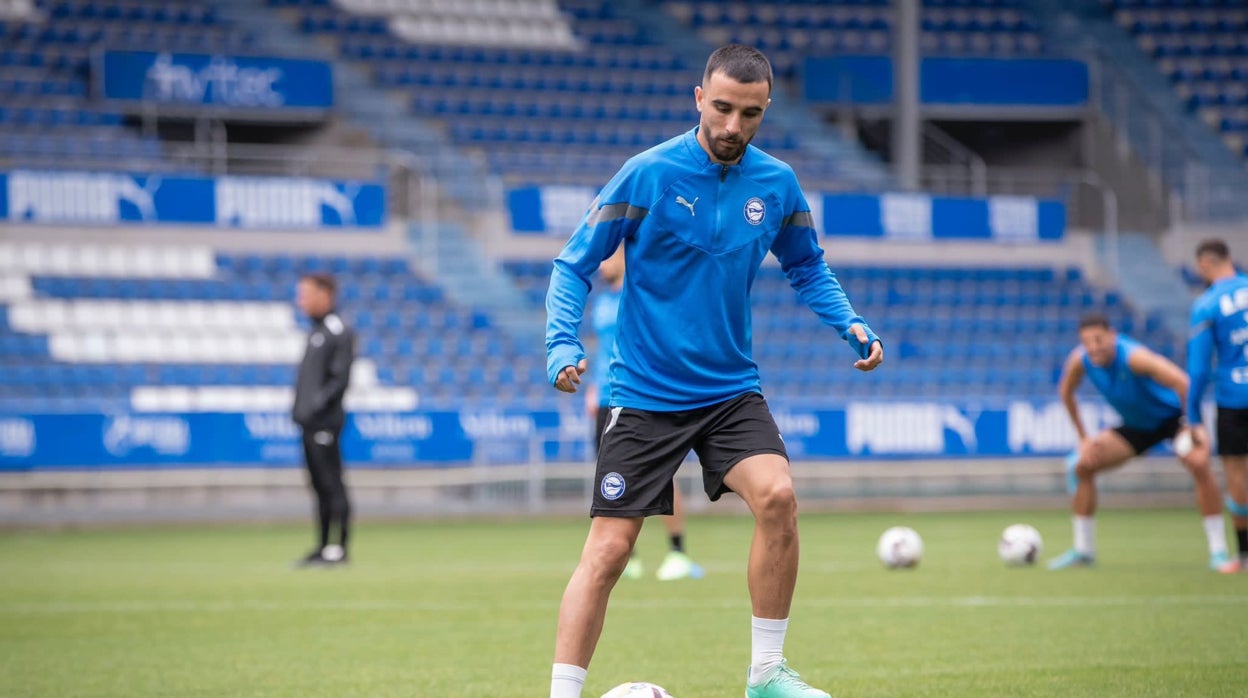 Rober, en un entrenamiento con el Alavés