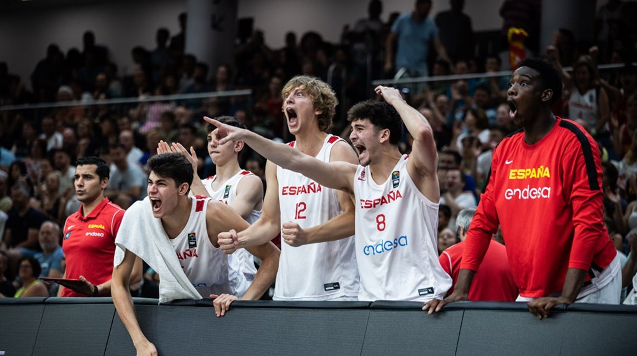 Luis García y David Gómez, animando a sus compañeros en la final ante Francia