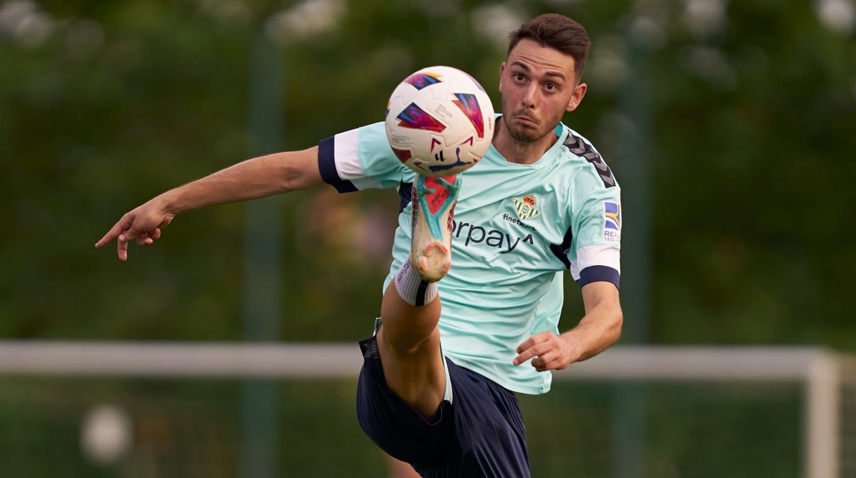 Raúl García de Haro controlando un balón durante el entrenamiento en Alemania
