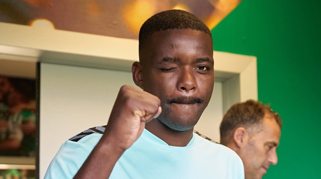 Carvalho, en los reconocimientos médicos del Betis antes de partir hacia Wolfsburgo