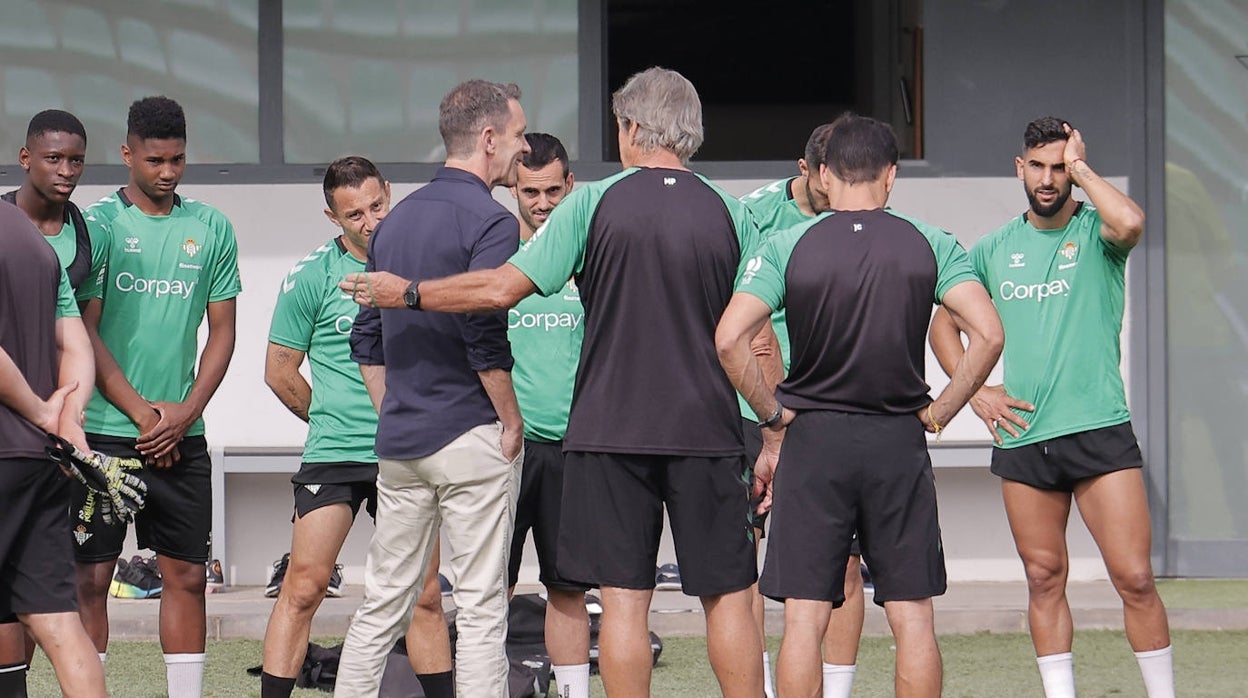 Ramón Planes y Manuel Pellegrini se saludan el día que el catalán se presentó al plantel en la ciudad deportiva Luis del Sol
