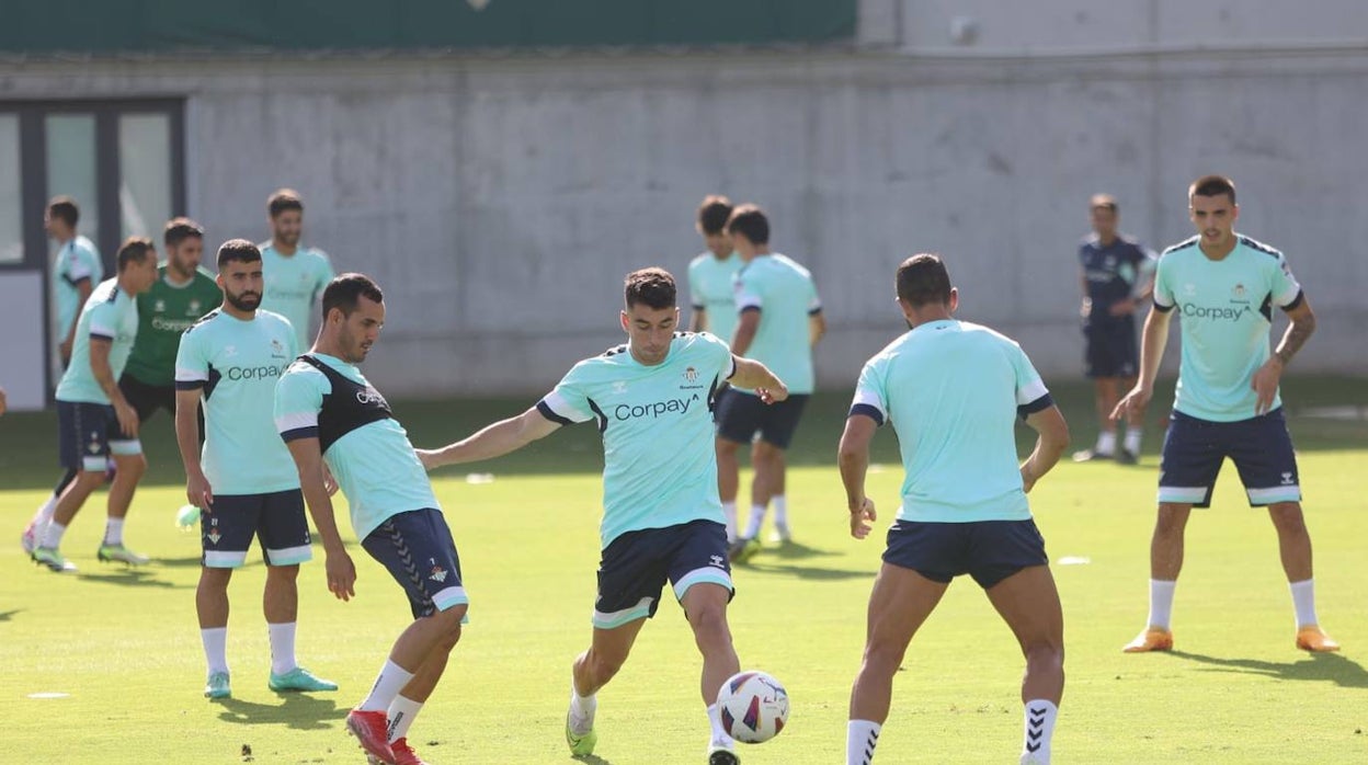Marc Roca, en el rondo junto a Juanmi, Yassin Fekir, Montoya y Sierra, en la ciudad deportiva Luis del Sol en su primer entrenamiento con el Betis