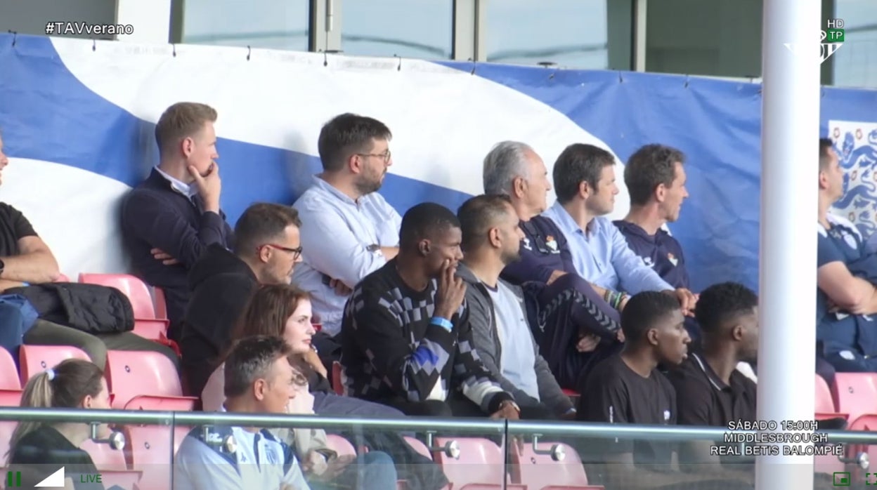 A la derecha, Alarcón y Planes, junto a Gordillo, siguiendo en directo el Betis - Mónaco de pretemporada