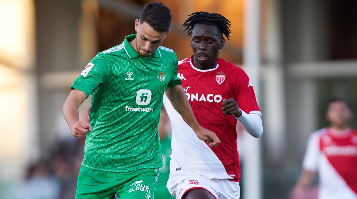 Un lance del amistoso entre el Betis y el Mónaco