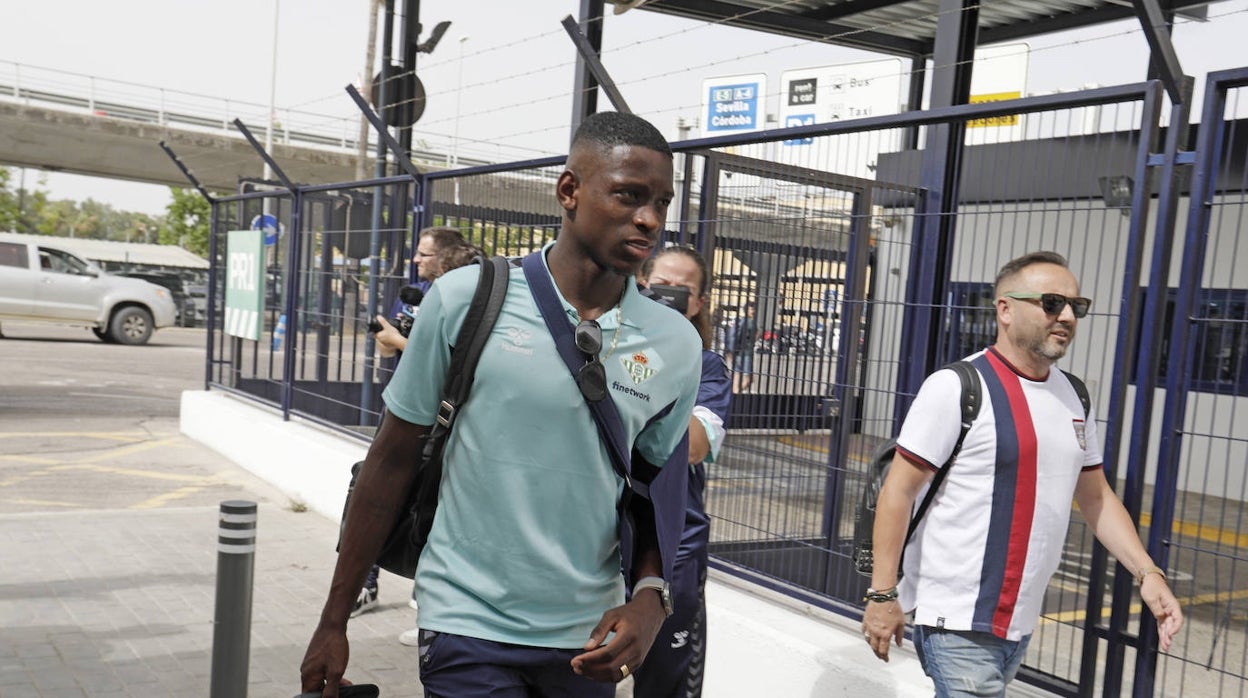 Luiz Henrique, con el brazo en cabestrillo en el viaje del Betis a Inglaterra