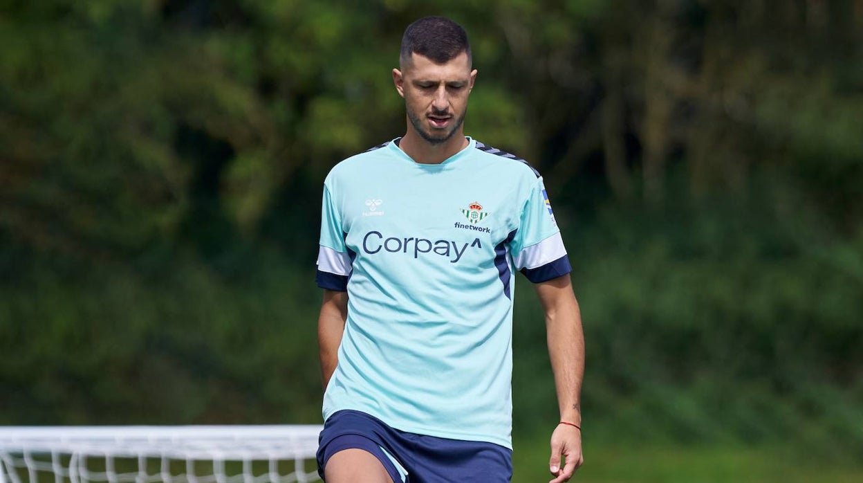 Guido Rodríguez, durante un entrenamiento del Betis en Inglaterra