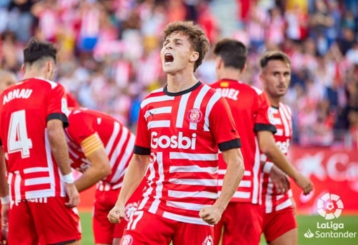 Rodrigo Riquelme celebra un gol con el Girona