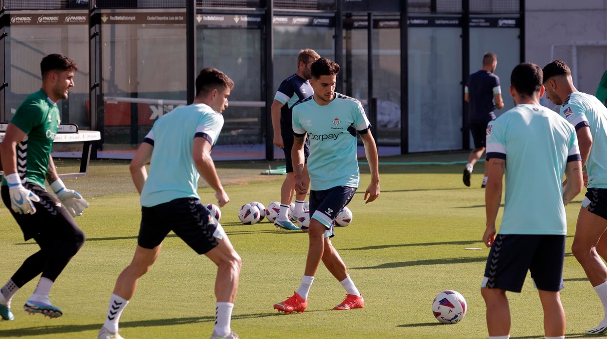 Bartra, junto a varios compañeros, en el entrenamiento del Betis de este lunes