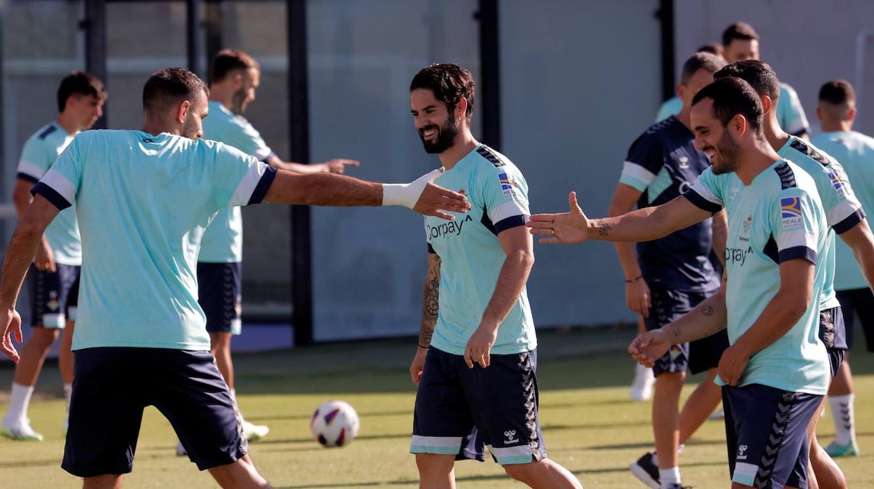Isco sonríe entre Borja Iglesias y Juanmi en el entrenamiento del Real Betis