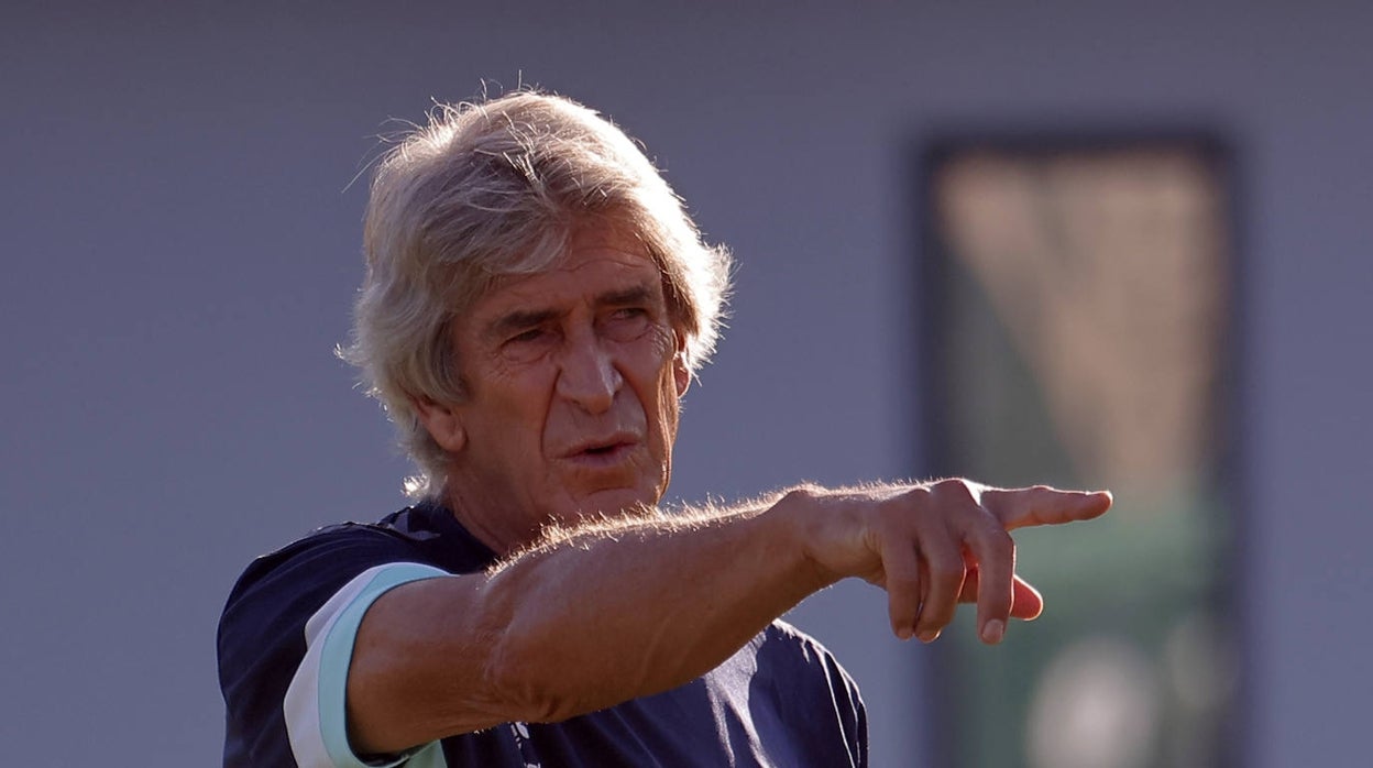 Manuel Pellegrini, durante un entrenamiento del Betis en la ciudad deportiva Luis del Sol