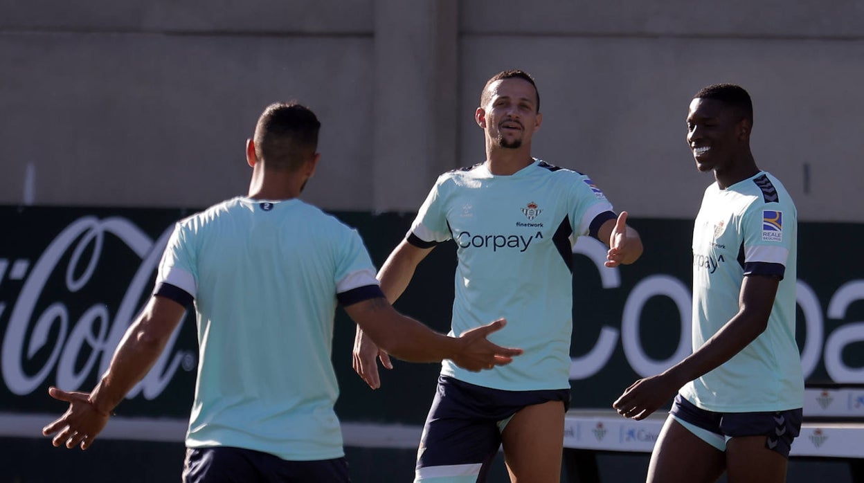 Luiz Felipe bromea con Montoya y Luiz Henrique durante un entrenamiento del Real Betis