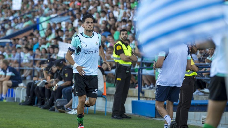 Vídeo: El golazo de Bartra en el Betis - Burnley desde el centro del campo