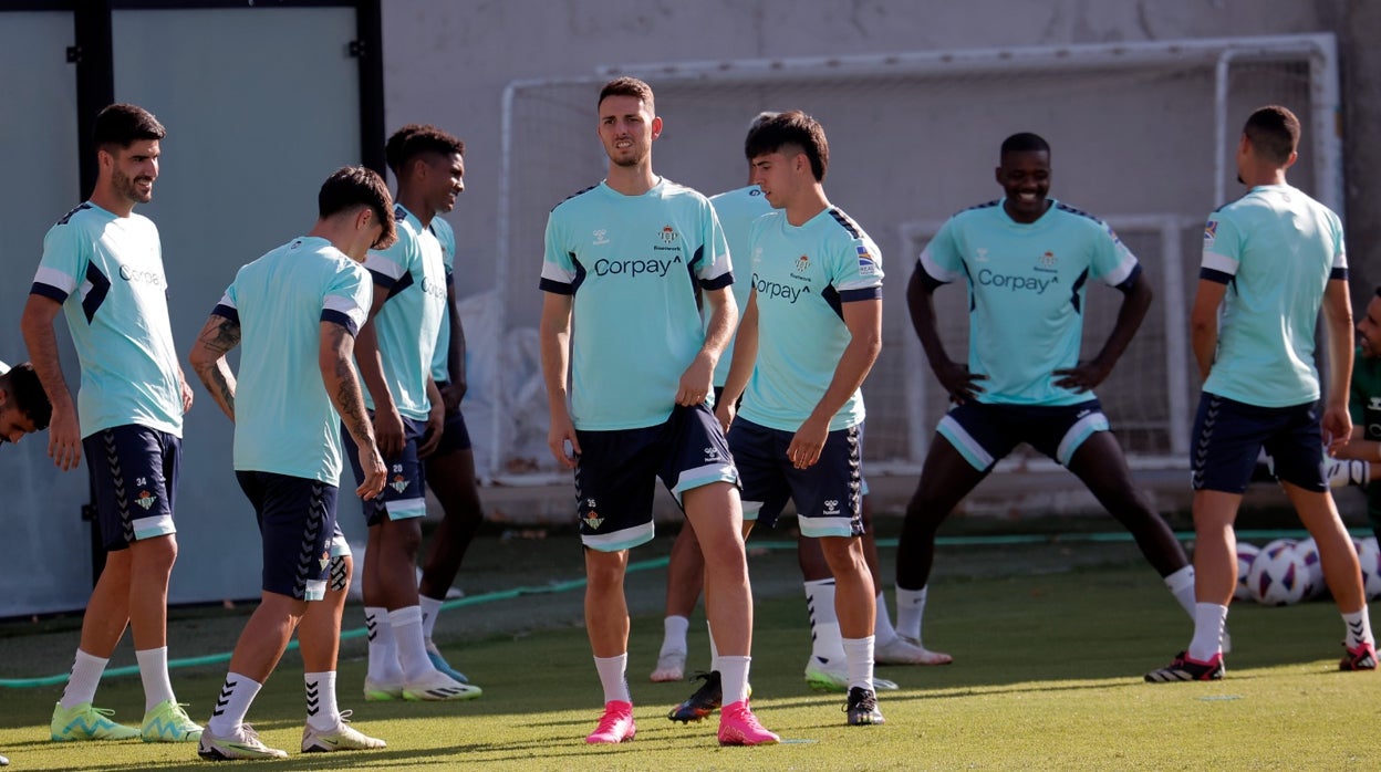 Raúl se ejercita con el primer equipo del Betis en una imagen reciente
