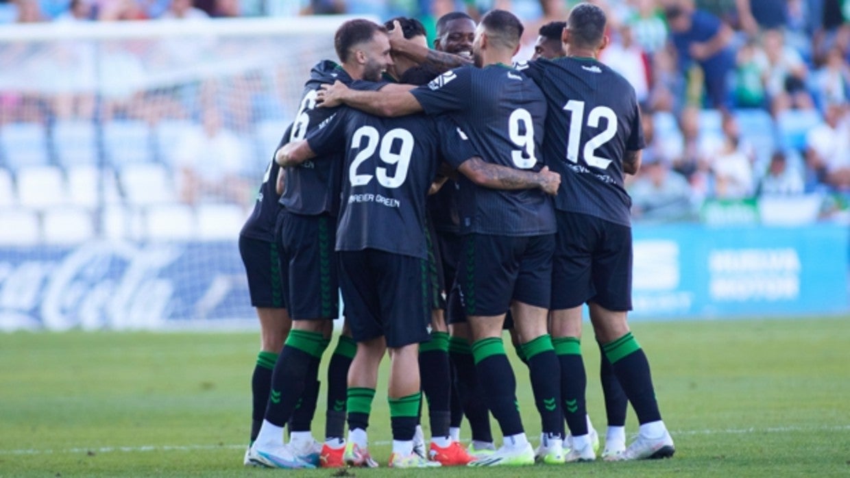 Los jugadores del Betis celebran el gol de Bartra ante el Burnley en el estadio Nuevo Colombino (Huelva), en su cuarto amistoso de la pretemporada