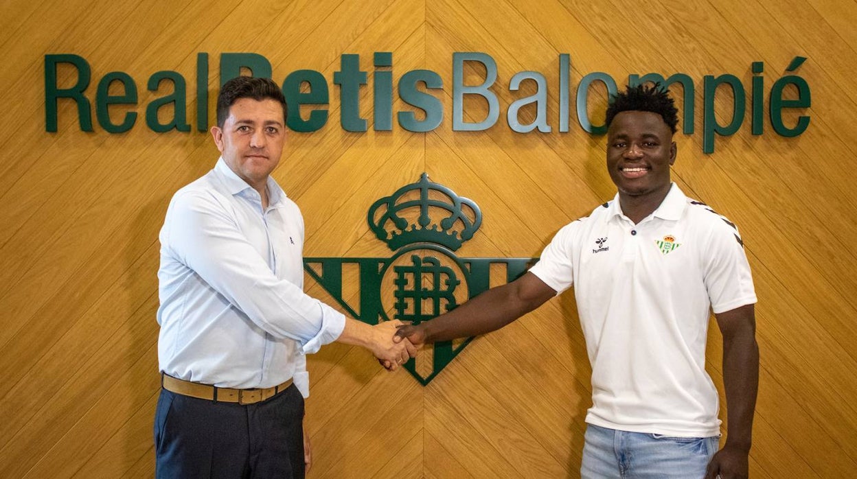 Miguel Calzado, responsable de la cantera del Real Betis, saluda a Mawuli Mensah tras firmar su fichaje