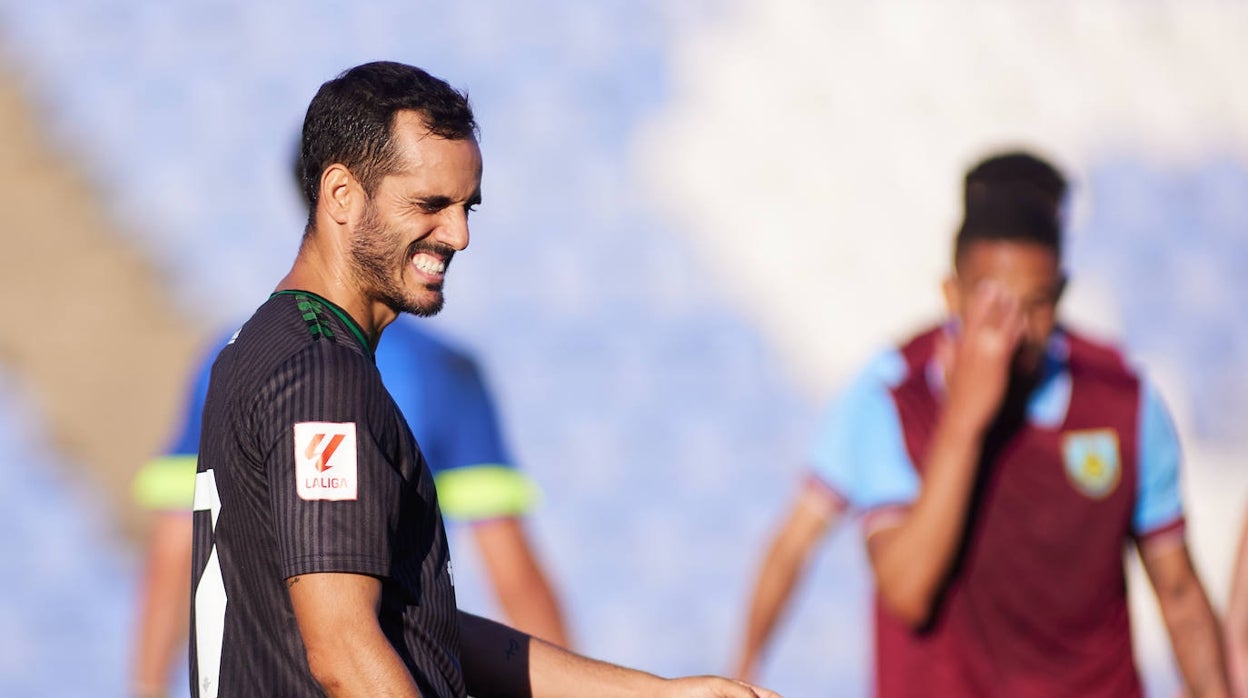 Juanmi se lamenta tras una ocasión en el amistoso Betis - Burnley