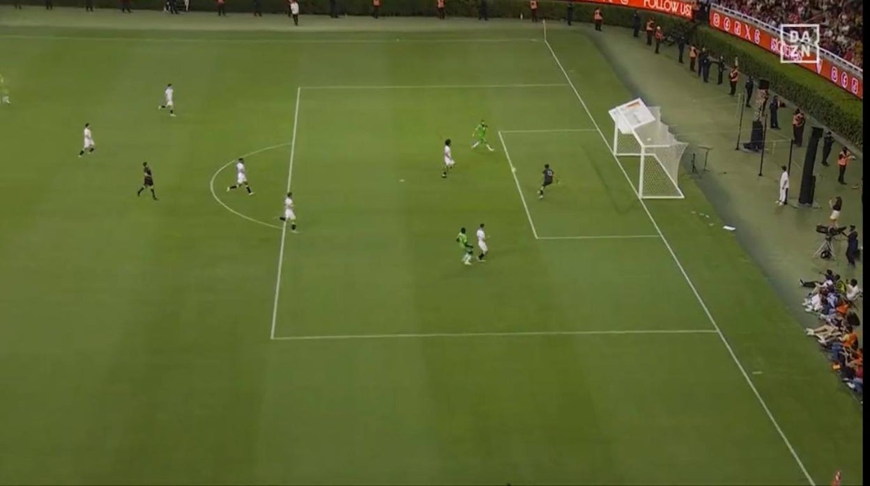 Imagen del clamoroso error de Borja Iglesias en el primer tiempo de El Gran Derbi jugado en México