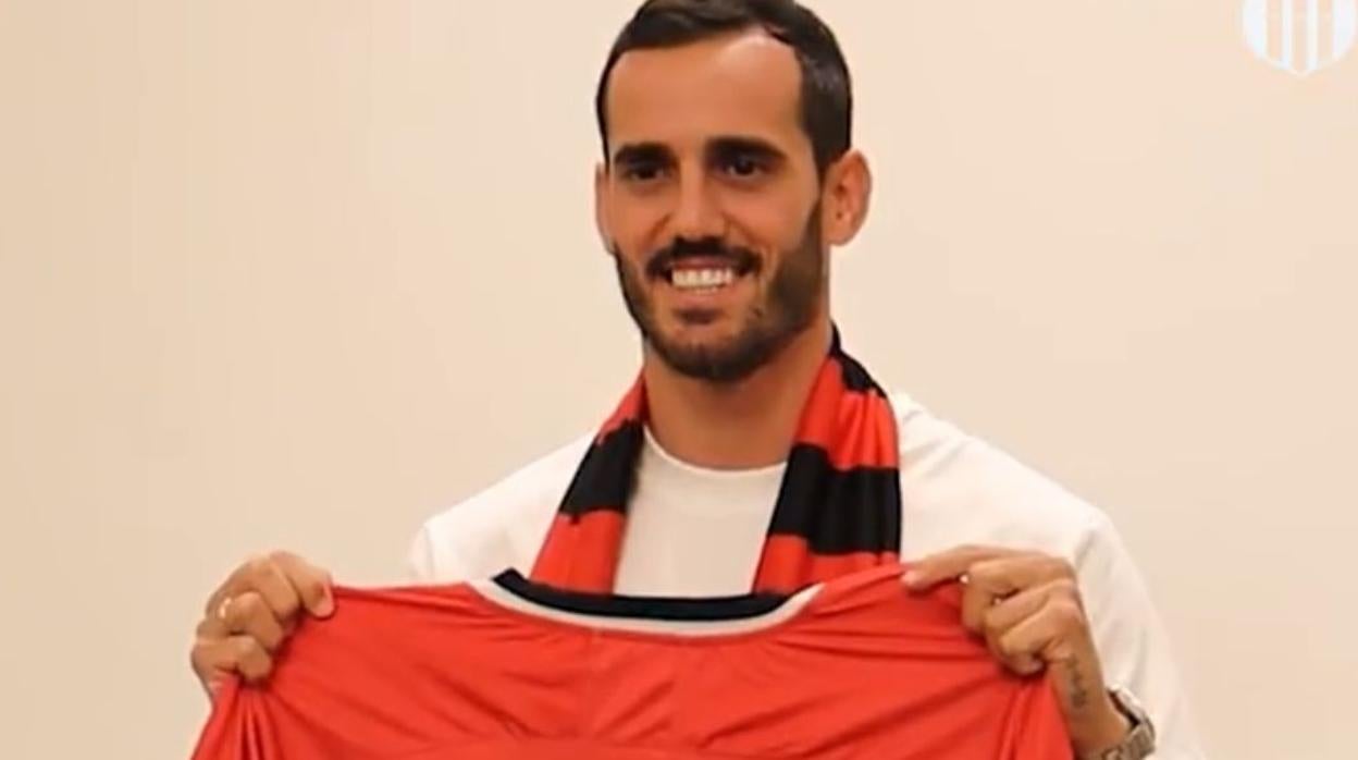 Juanmi posa con su nueva camiseta