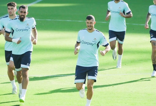 Guido Rodríguez y Borja Iglesias, en uno de los últimos entrenamientos del Betis