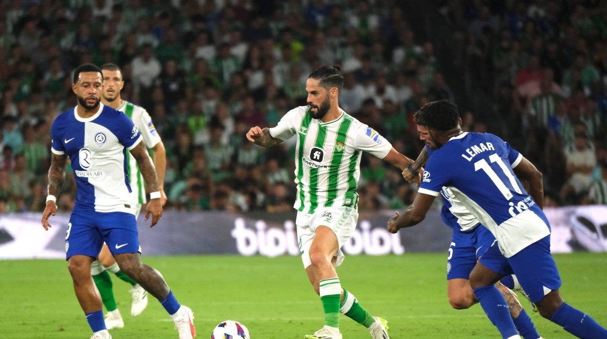 Isco, rodeado de De Paul, Lemar y Depay, durante el Betis - Atlético de Madrid