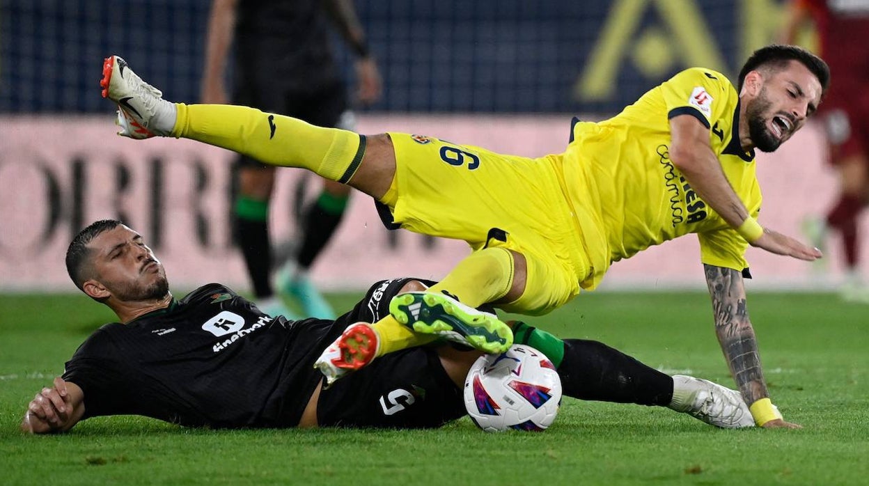 Guido barre el balón ante Álex Baena en el Villarreal - Betis