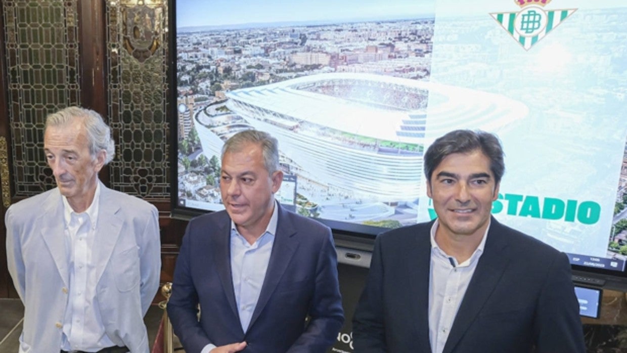 Rafael de La-Hoz, José Luis Sanz y Ángel Haro antes del acto institucional de presentación del proyecto del nuevo estadio Benito Villamarín en el Salón Colón del Ayuntamiento de Sevilla