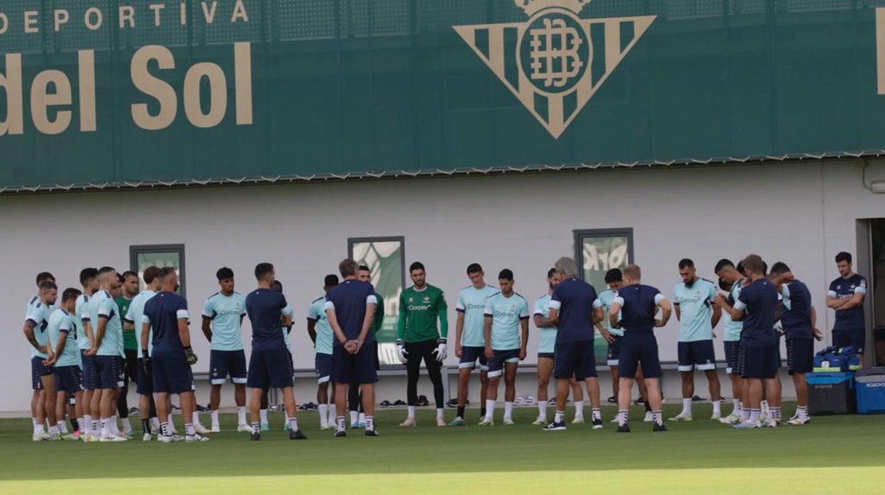 Pellegrini se dirige a los suyos en la última sesión previa al partido ante el Athletic en la ciudad deportiva Luis del Sol